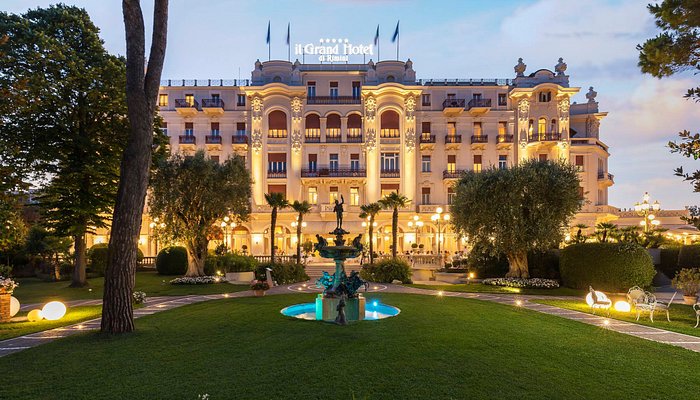 La facciata del Grand Hotel di Rimini al tramonto